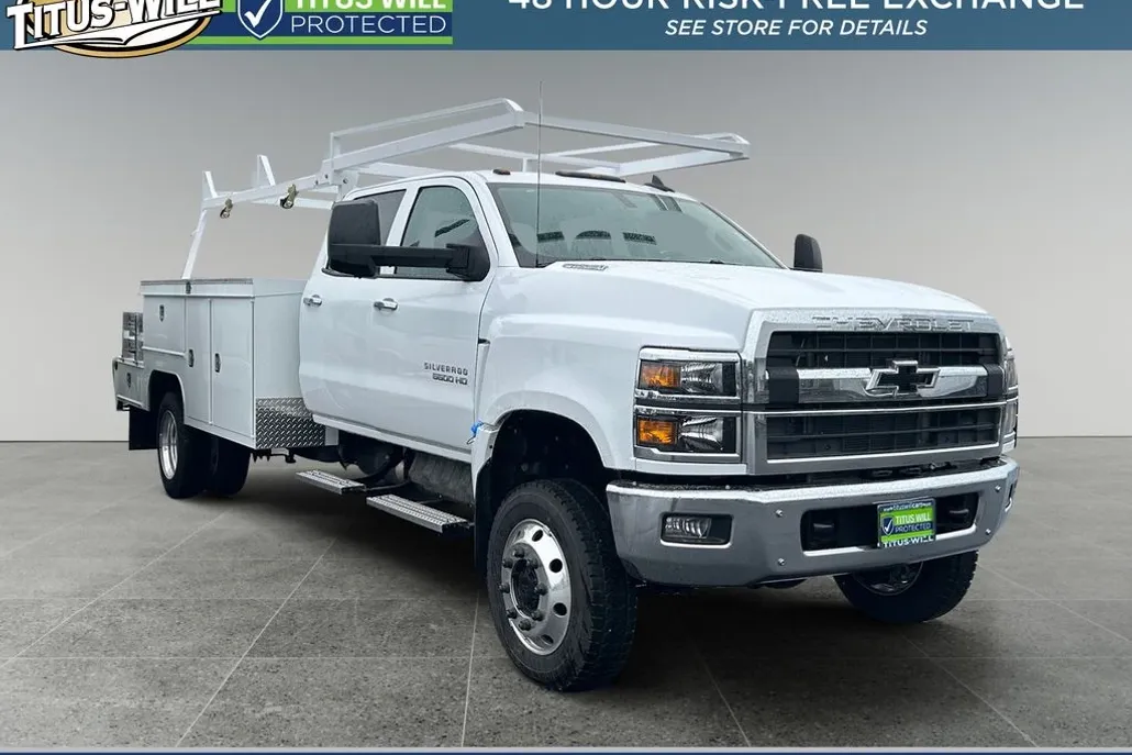 2024 Chevrolet Silverado 5500HD LT photo 1