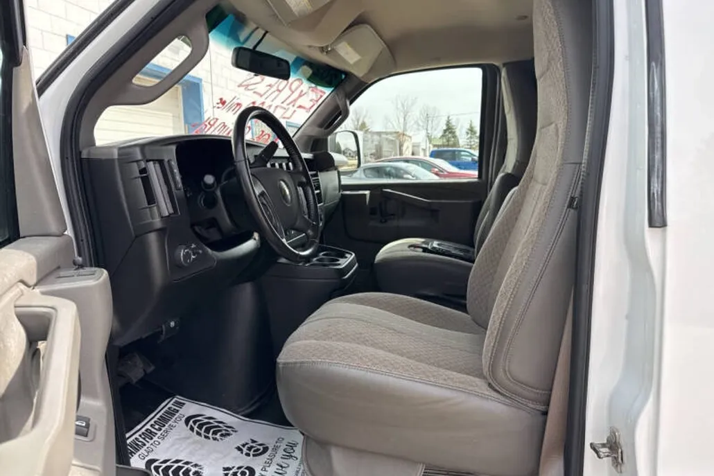2022 Chevrolet Express 2500 Cargo Van photo 1