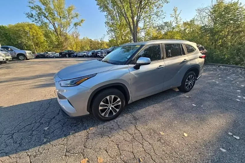 2021 Toyota Highlander XLE photo 1