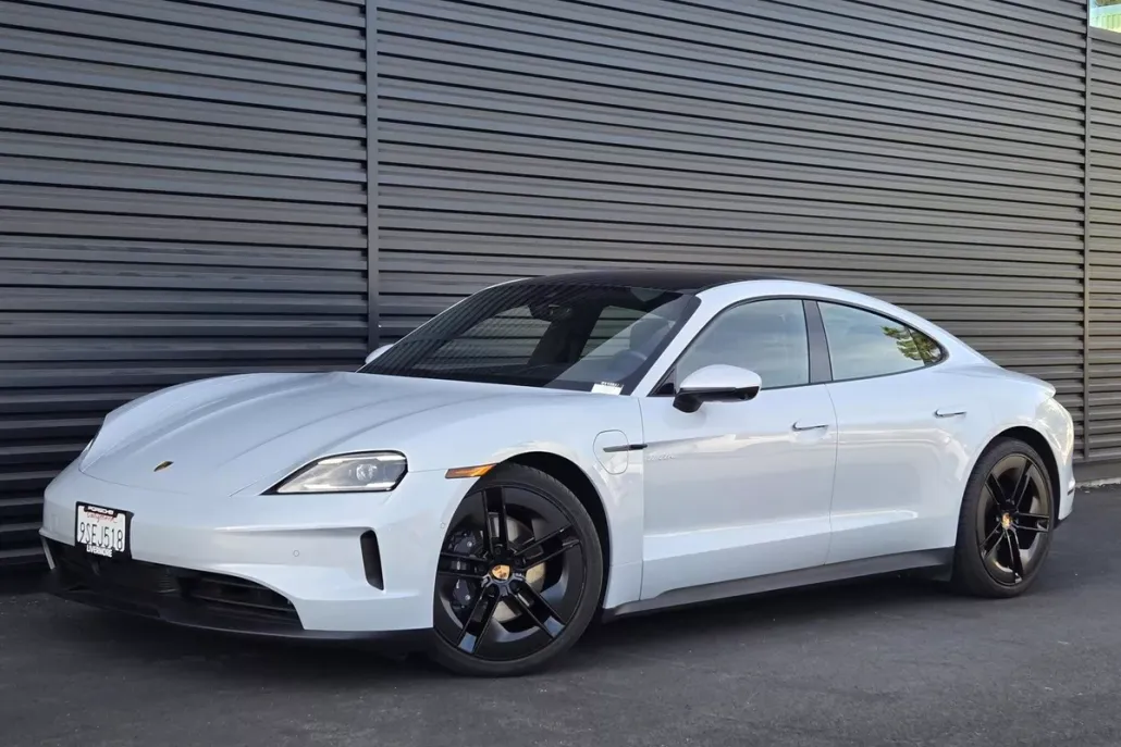 2025 Porsche Taycan photo 1