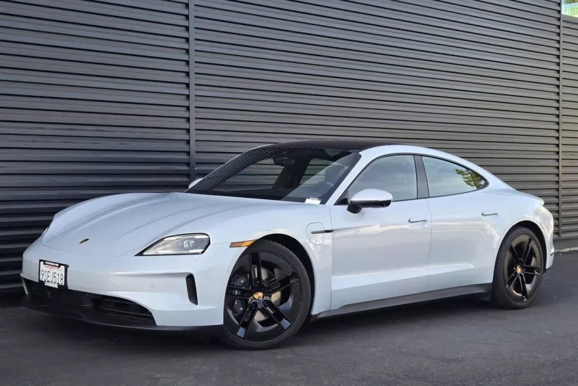 2025 Porsche Taycan photo 1