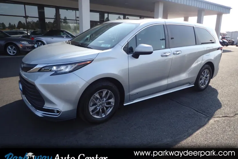 2021 Toyota Sienna XLE photo 1
