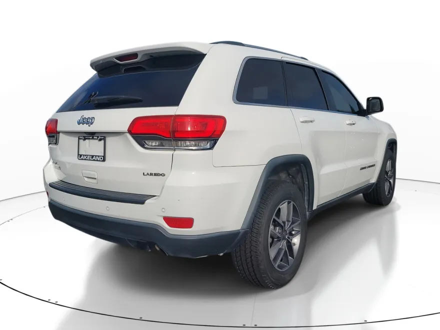 2019 Jeep Grand Cherokee Laredo E photo 1