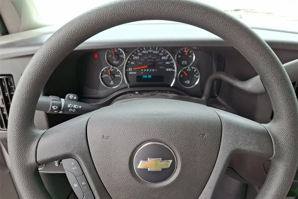 2025 Chevrolet Express Cutaway 3500 photo 1