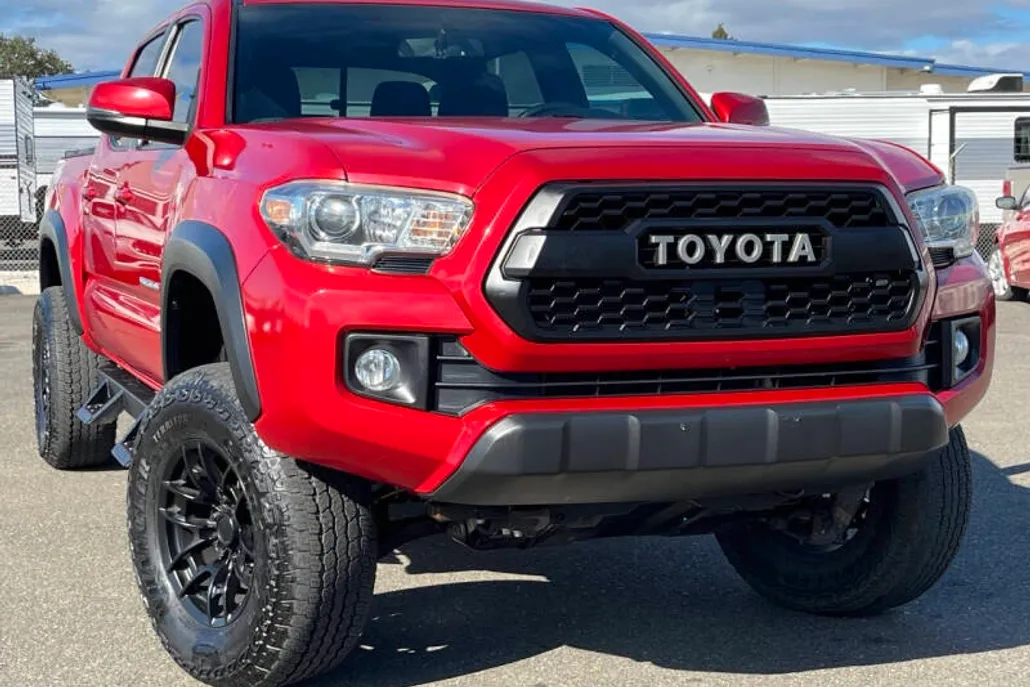 2016 Toyota Tacoma TRD Off-Road photo 1