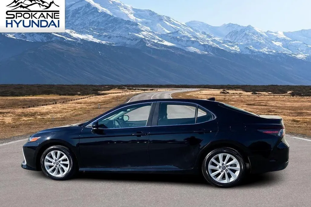 2022 Toyota Camry LE photo 1