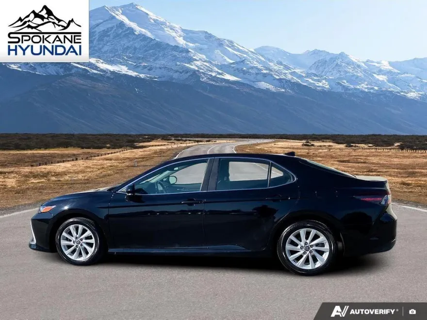 2022 Toyota Camry LE photo 1