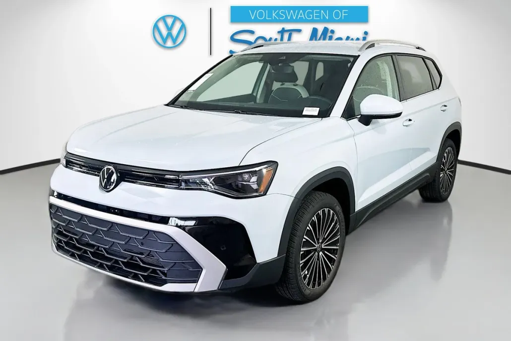 2025 Volkswagen Taos SE photo 1