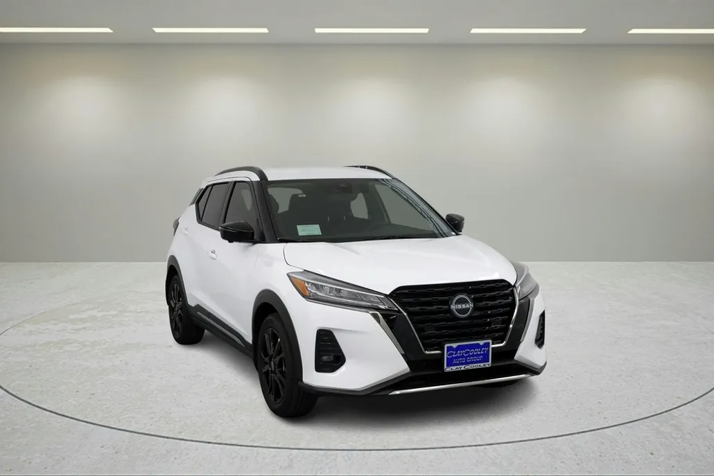 2023 Nissan Kicks SR photo 1