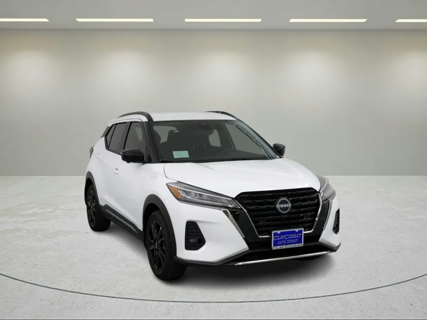 2023 Nissan Kicks SR photo 1