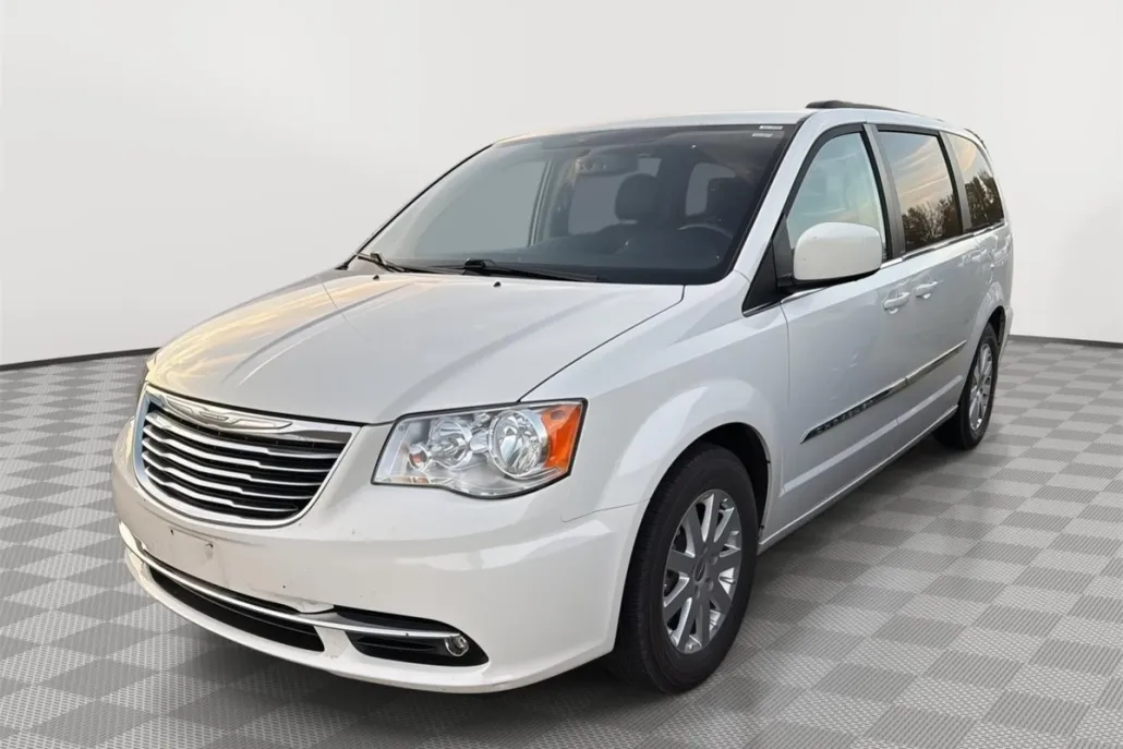 2013 Chrysler Town & Country Touring photo 1