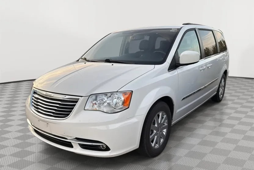 2013 Chrysler Town & Country Touring photo 1