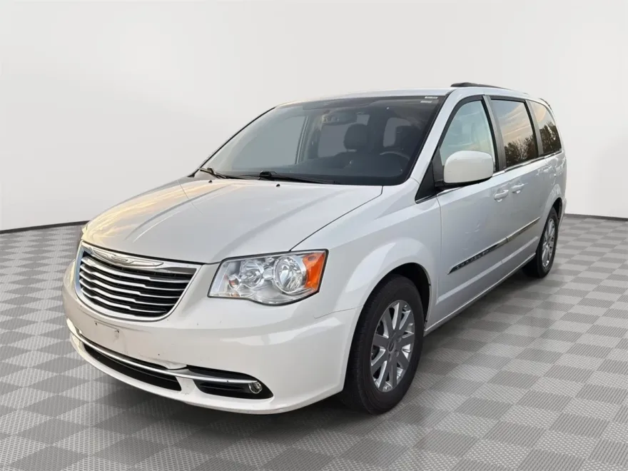 2013 Chrysler Town & Country Touring photo 1