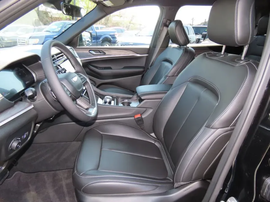 2025 Jeep Grand Cherokee L photo 4