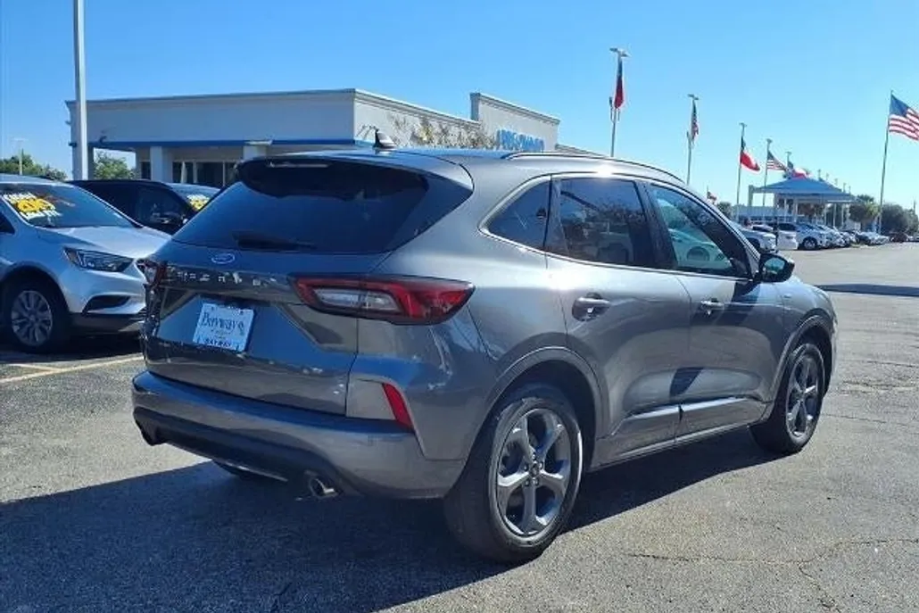 2024 Ford Escape ST-Line photo 1