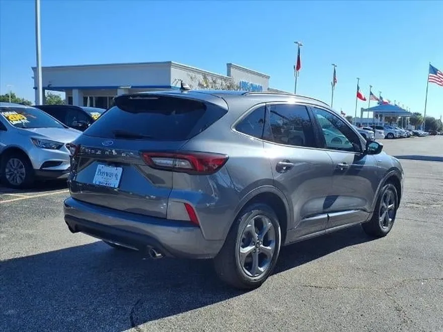 2024 Ford Escape ST-Line photo 1