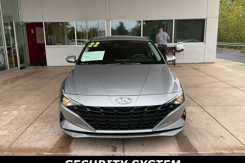 2022 Hyundai Elantra SEL photo 1