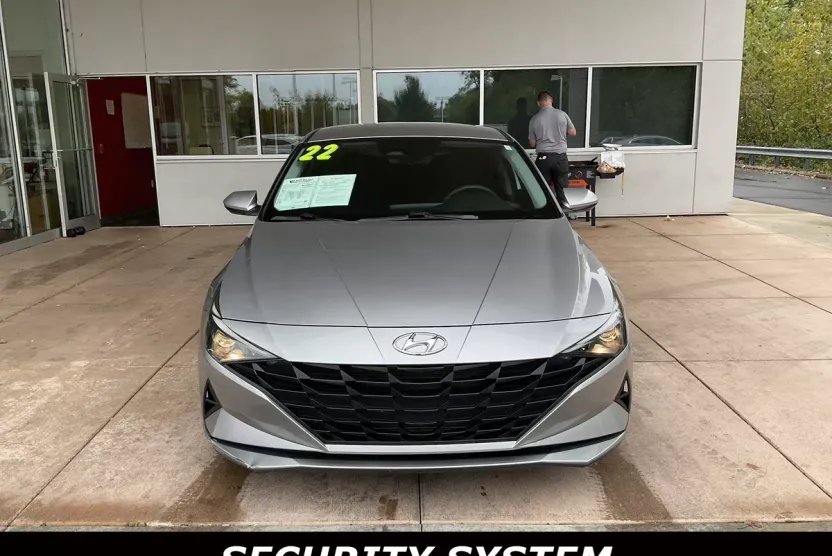 2022 Hyundai Elantra SEL photo 1