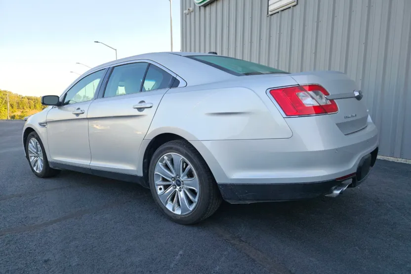 2010 Ford Taurus Limited photo 1