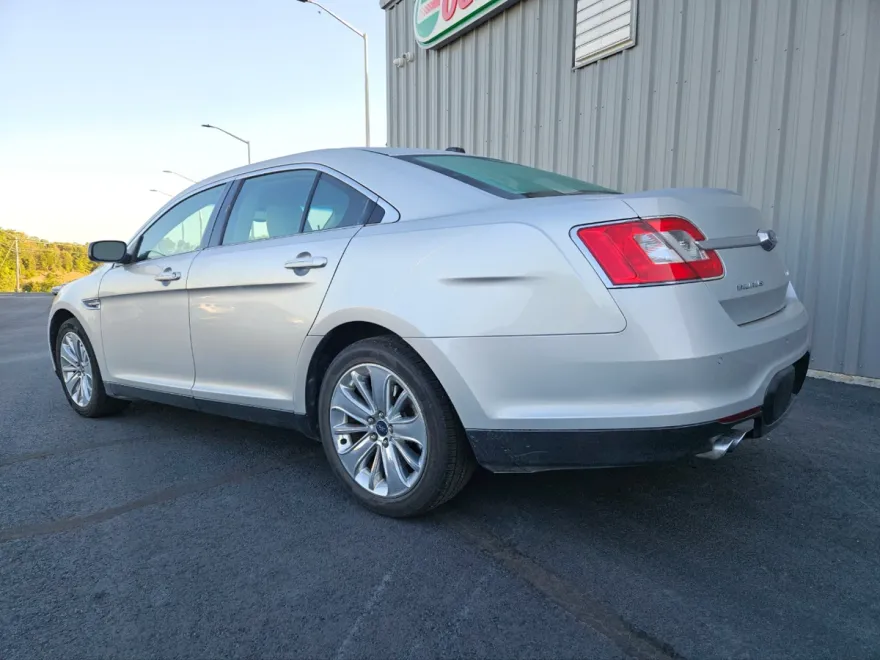 2010 Ford Taurus Limited photo 1