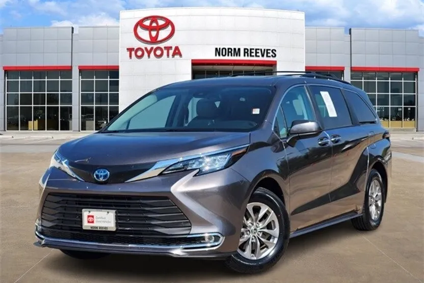 2022 Toyota Sienna XLE photo 1