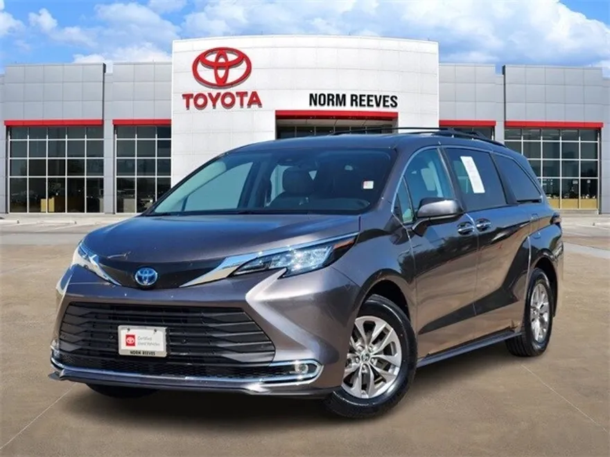 2022 Toyota Sienna XLE photo 1