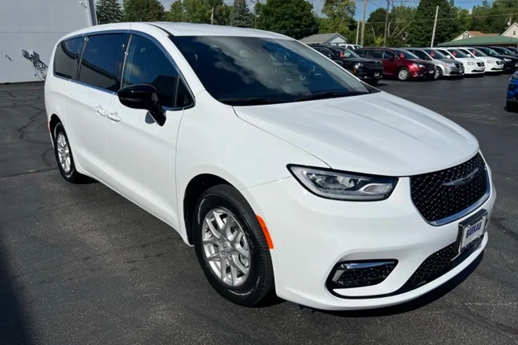 2026 Chrysler Pacifica photo 1
