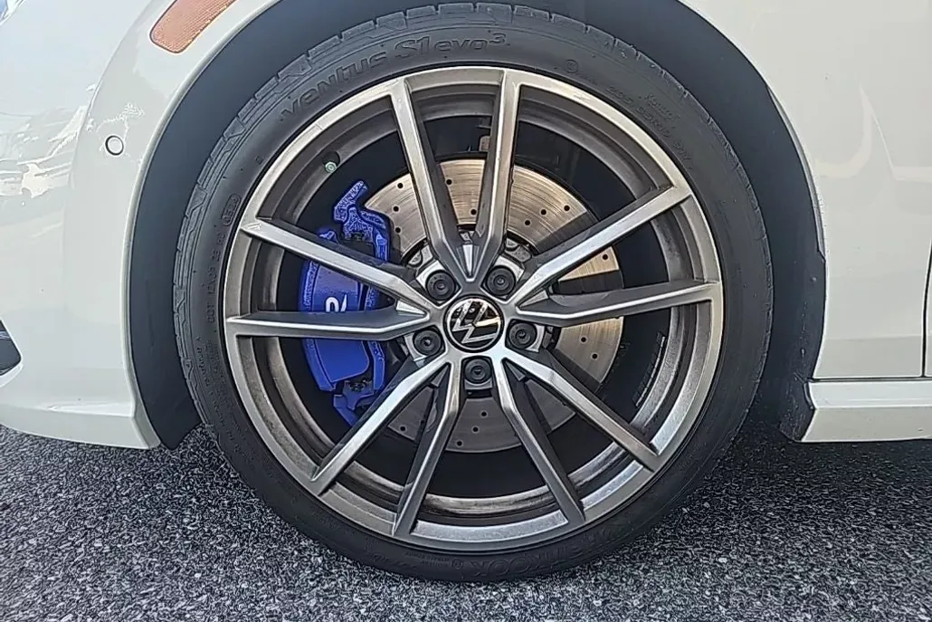 2024 Volkswagen Golf R photo 1