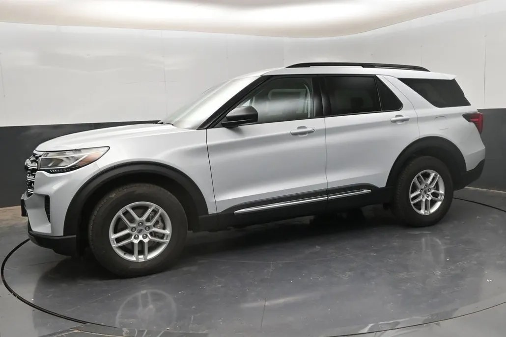 2025 Ford Explorer photo 1