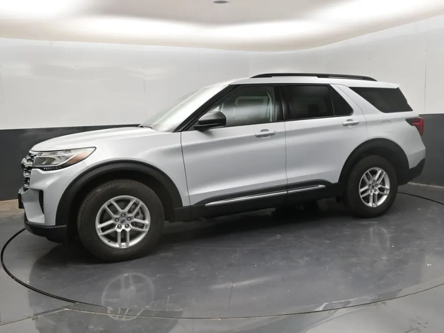 2025 Ford Explorer photo 1