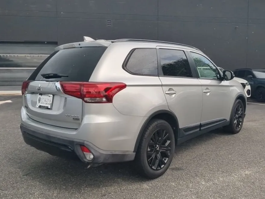2019 Mitsubishi Outlander LE photo 1
