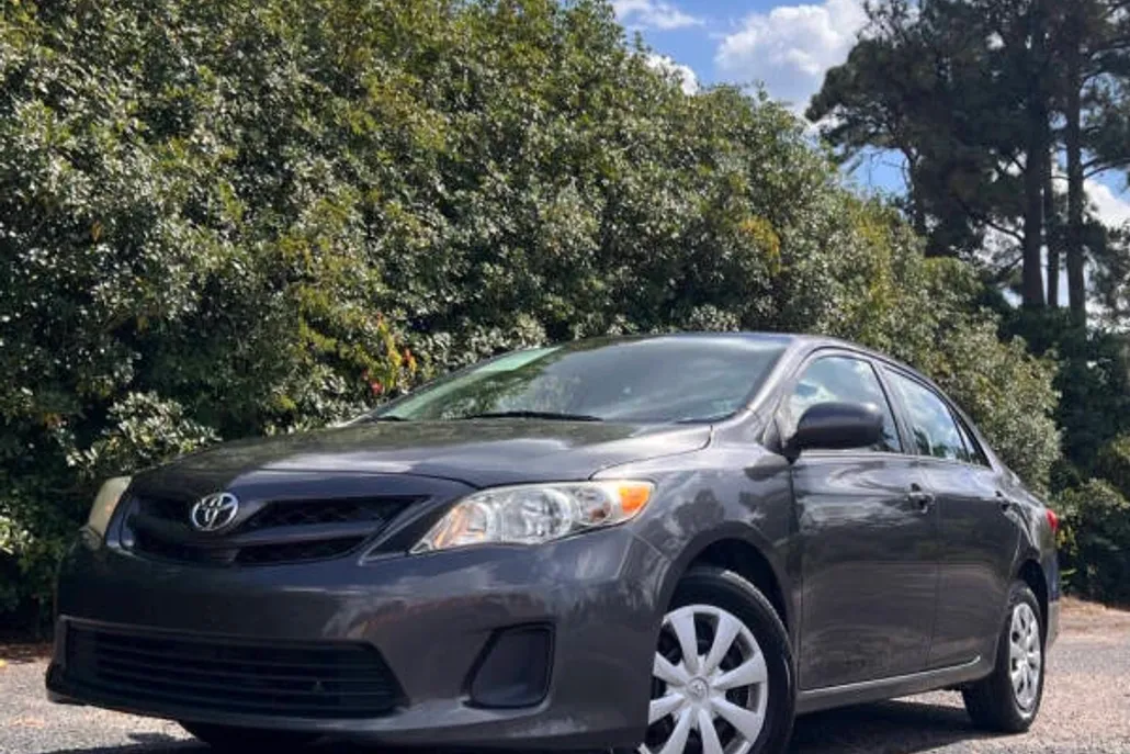 2013 Toyota Corolla LE photo 1