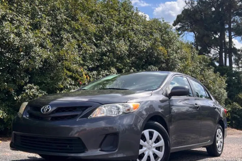 2013 Toyota Corolla LE photo 1