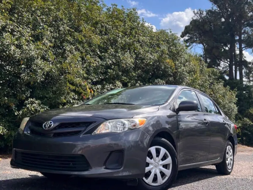 2013 Toyota Corolla LE photo 1