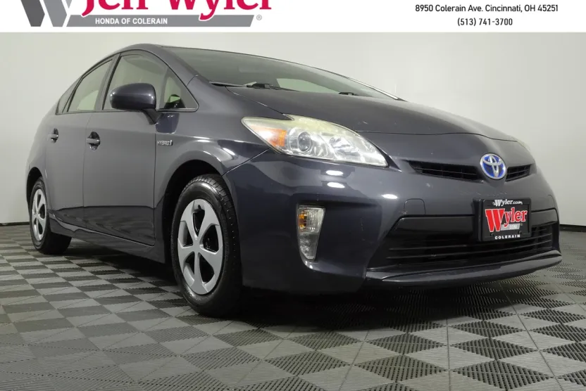 2013 Toyota Prius Three photo 1
