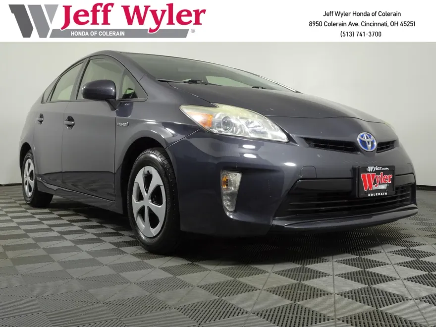 2013 Toyota Prius Three photo 1