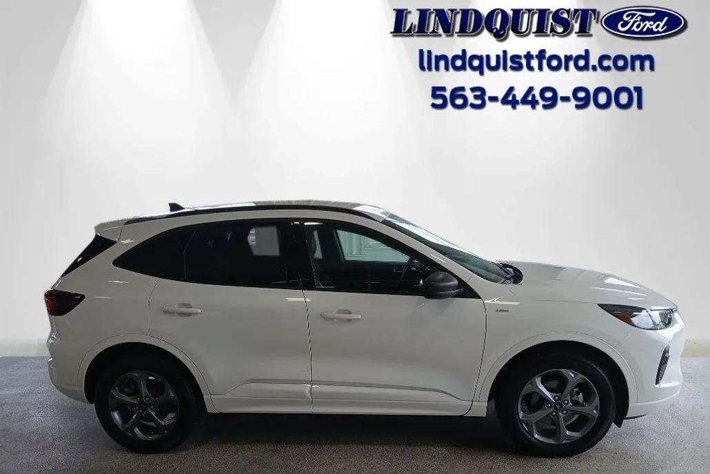 2023 Ford Escape ST-Line photo 1