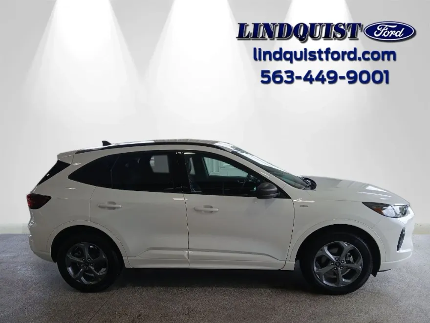 2023 Ford Escape ST-Line photo 1
