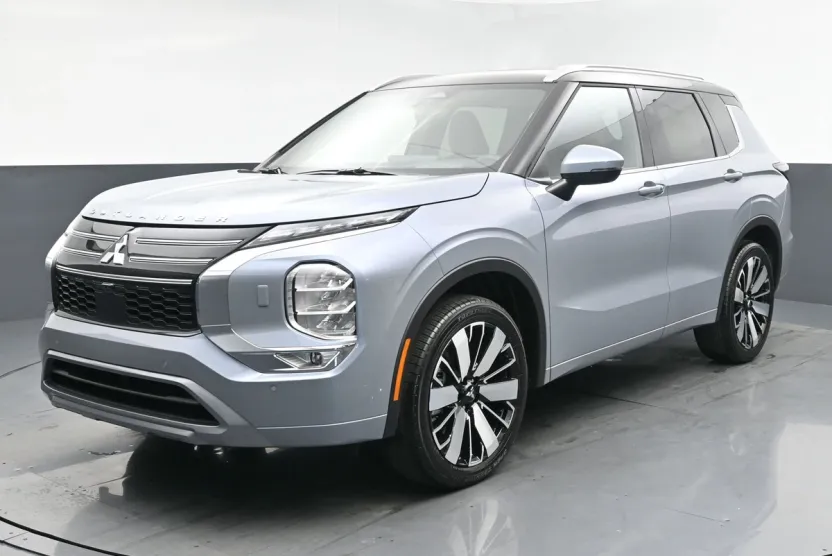 2025 Mitsubishi Outlander SEL photo 1