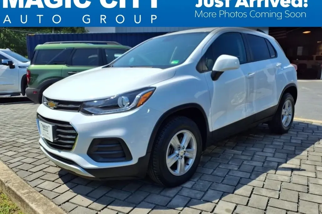 2022 Chevrolet Trax LT photo 1