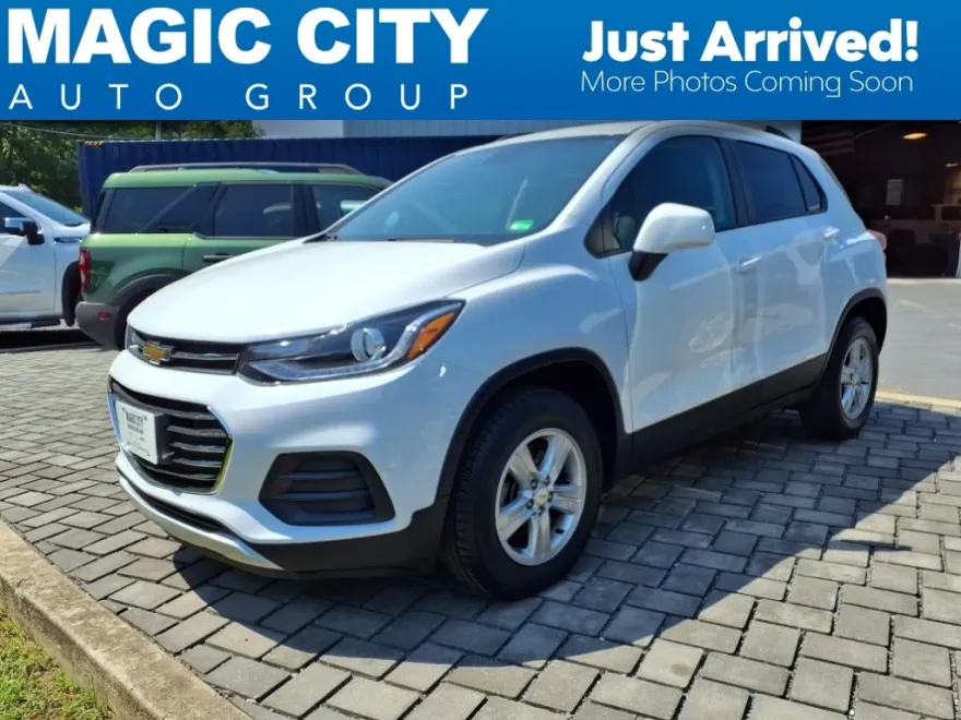 2022 Chevrolet Trax LT photo 1