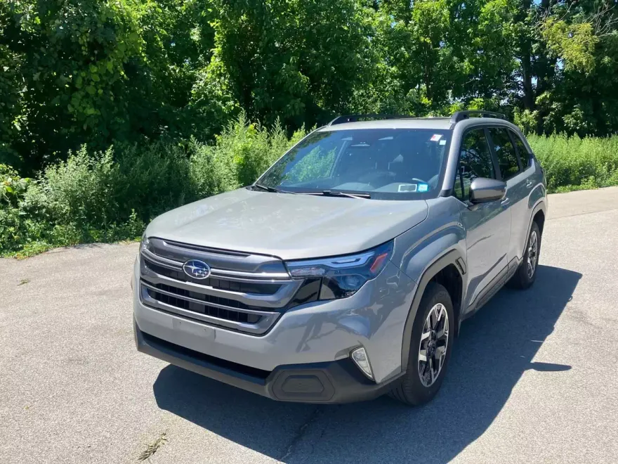 2025 Subaru Forester Premium Base photo 1