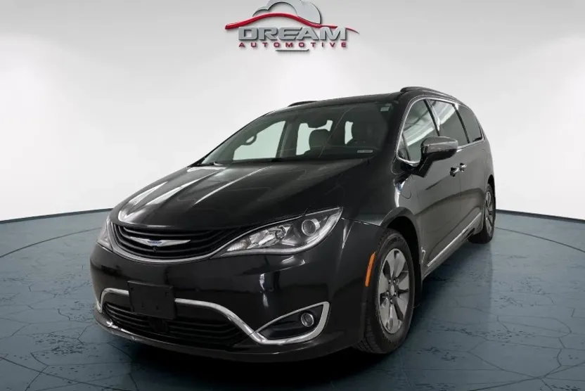 2017 Chrysler Pacifica Hybrid photo 1