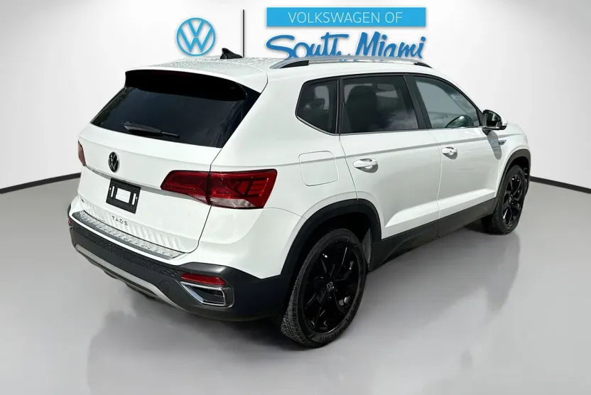2023 Volkswagen Taos SE photo 1