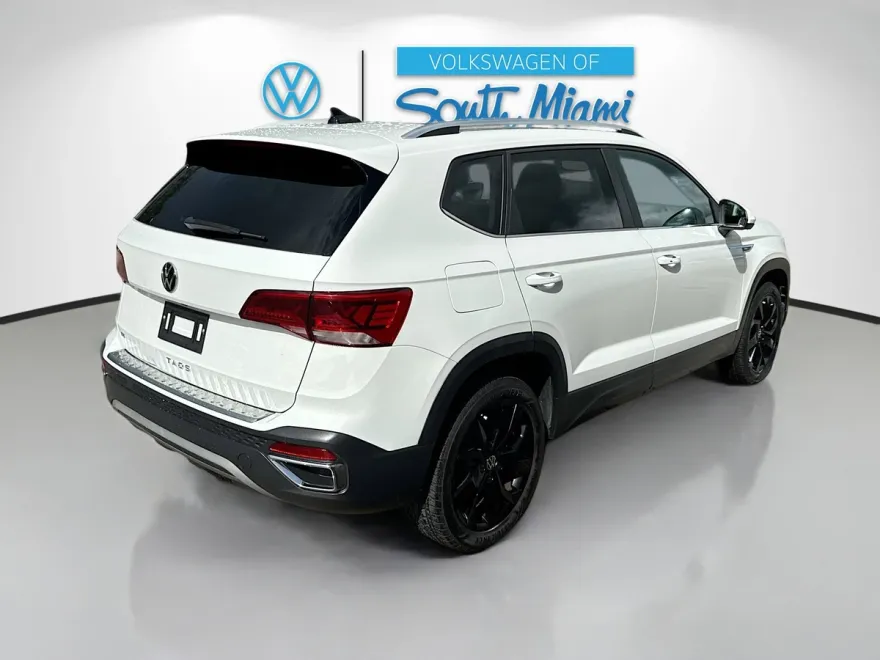 2023 Volkswagen Taos SE photo 1