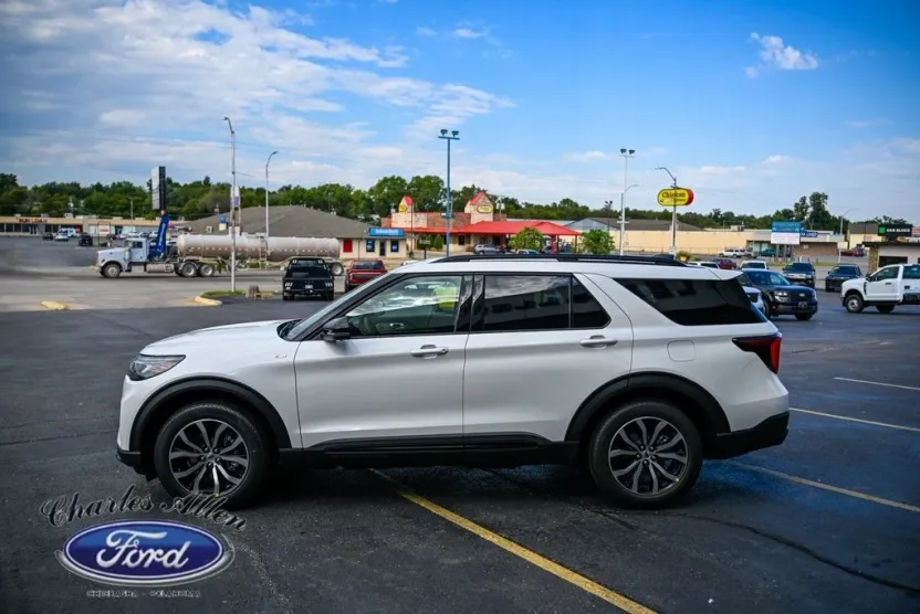 2025 Ford Explorer ST-Line photo 1