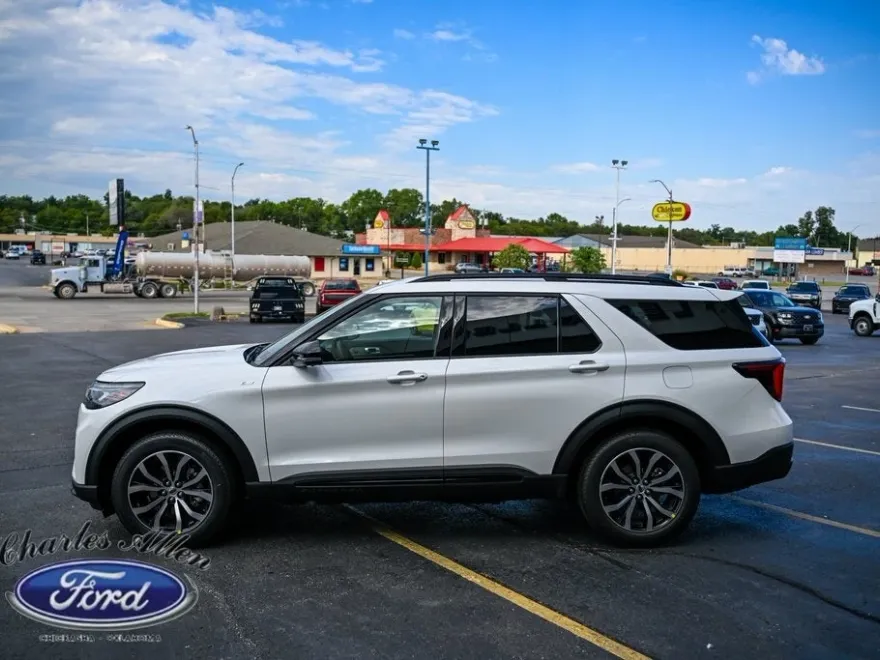 2025 Ford Explorer ST-Line photo 1
