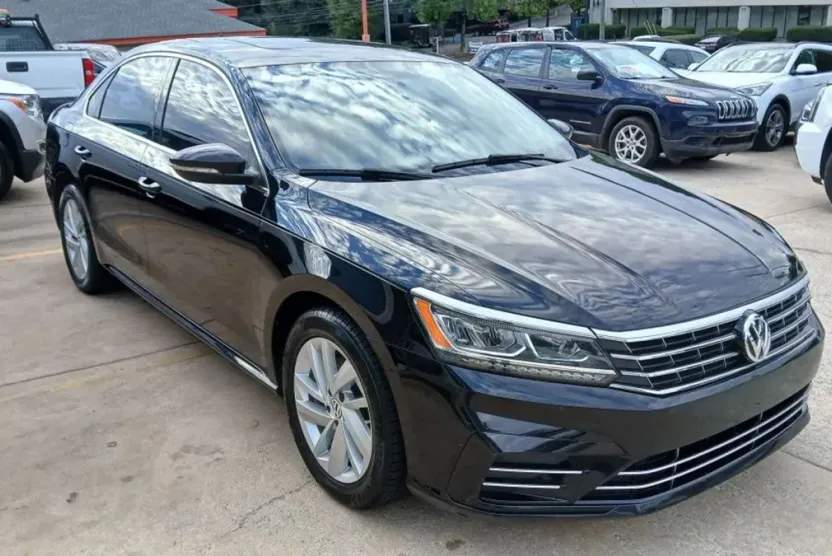 2018 Volkswagen Passat 2.0T photo 1