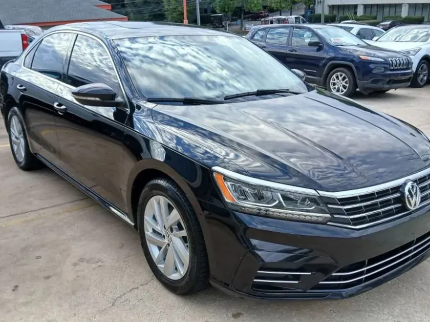 2018 Volkswagen Passat 2.0T photo 1
