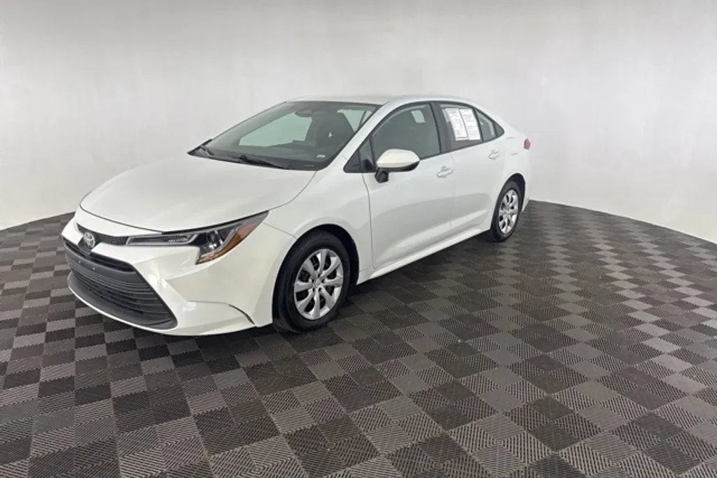 2025 Toyota Corolla LE photo 1